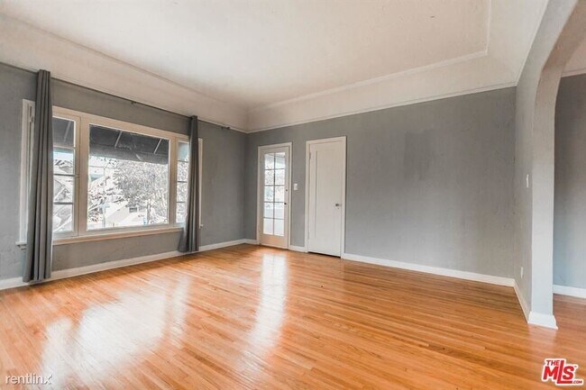 Building Photo - 819 1/2 Westmount Dr