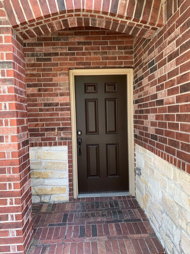 Building Photo - 18827 Cove Pointe Dr