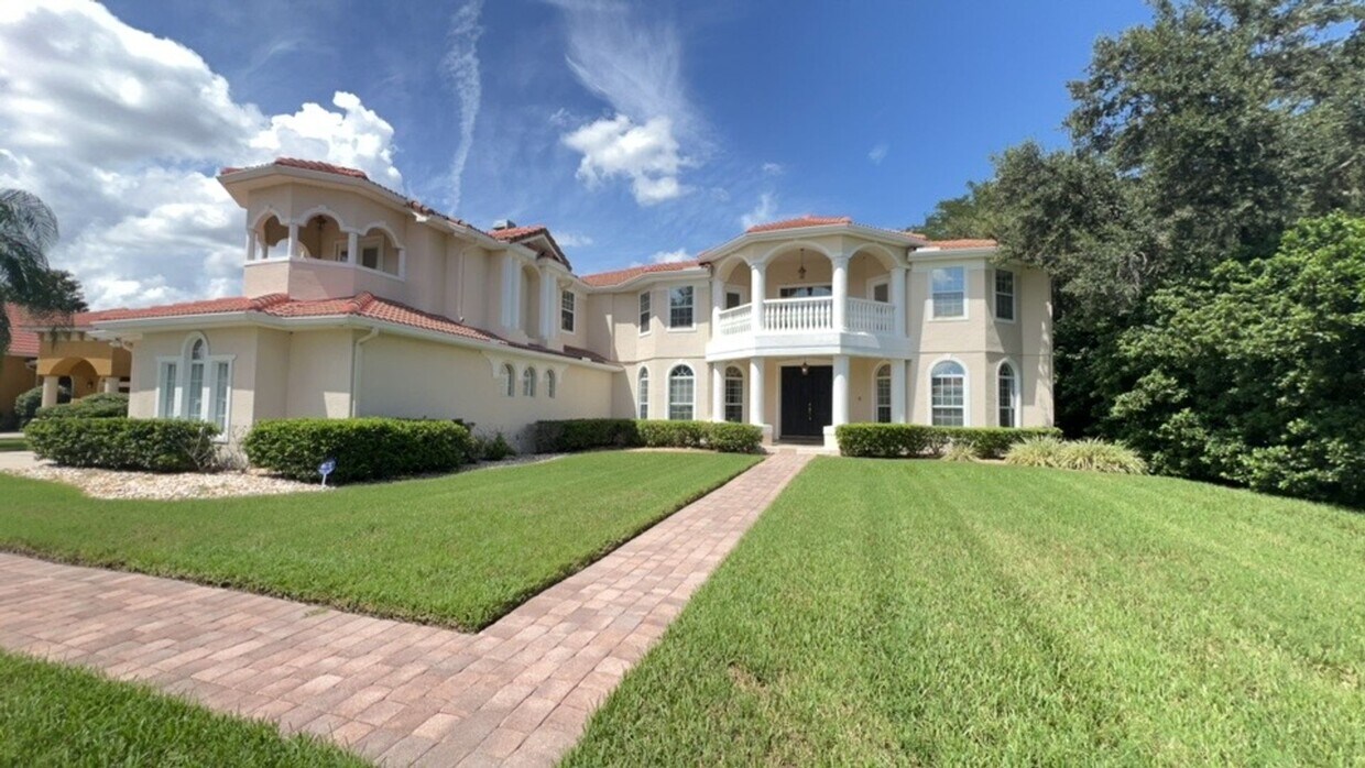 Foto principal - Gorgeous 4 Bedroom, 4.5 Bath Single Family...