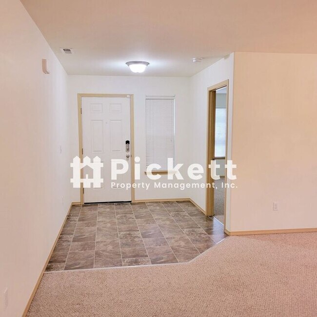Building Photo - 3 Bedroom Rambler near McCormick Woods