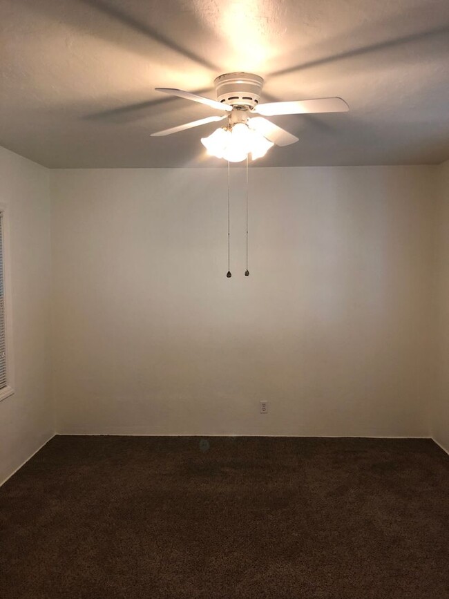 Building Photo - 2 Bedroom, 1 Bathroom Home with Detached G...