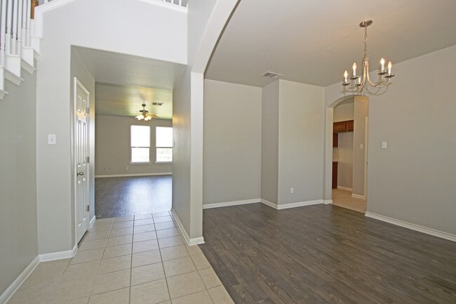 Building Photo - Large Home in Northeast Austin!