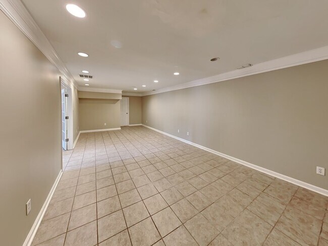 Building Photo - This spacious home will rent quickly!