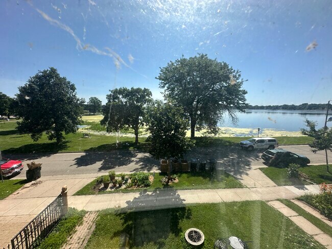 Foto del edificio - 418 W Shore Dr