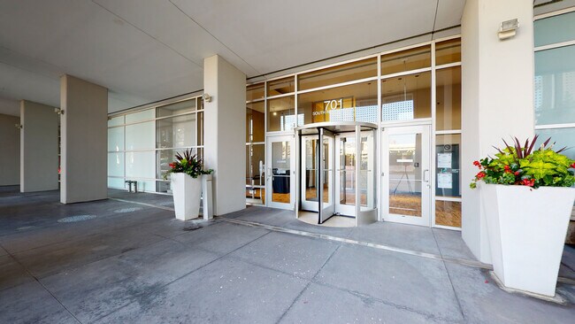 Building Photo - 701 S Wells St
