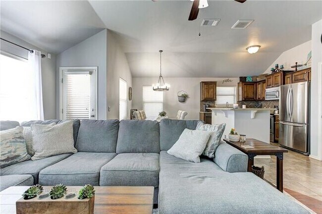 Foto del edificio - 3 Bed 2 Bath 2 Car Garage with Storm Shelt...