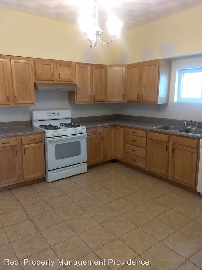 Building Photo - 3 br, 1 bath Apartment - 460 Chalkstone St.
