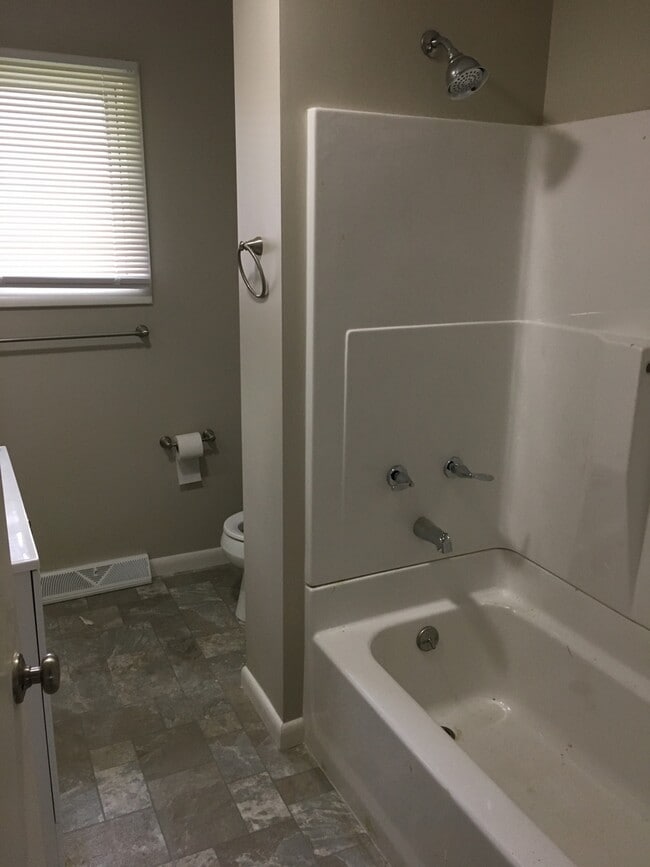 Building Photo - 808 Northway St