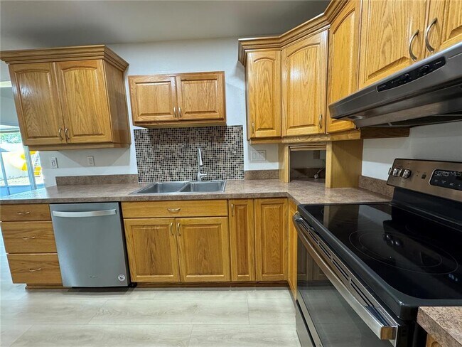 Foto del edificio - 6445 109th Ave