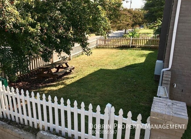 Building Photo - Studio Apt with Front & Back Porch AND Hug...