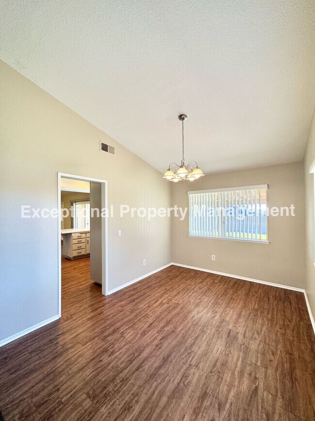 Building Photo - Ready to move in 4 bedroom 2 bath home!