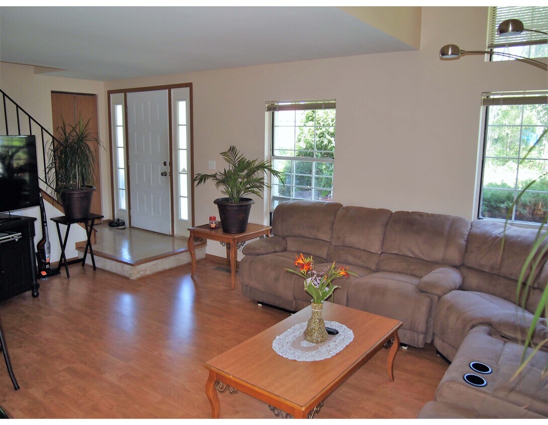 Foto del edificio - 239 Teak Ln