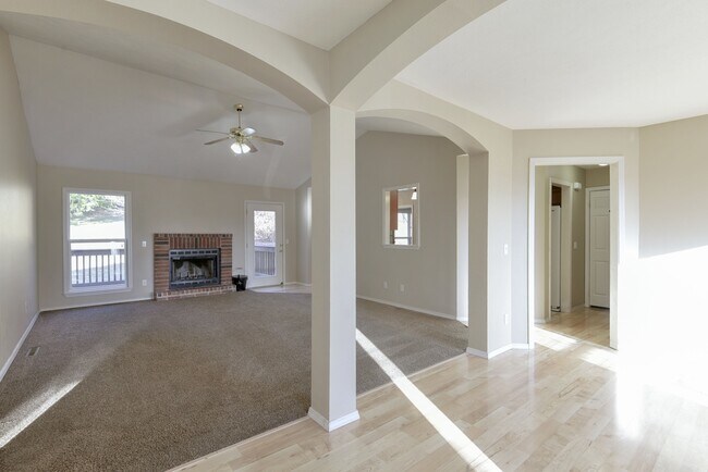 Foto del edificio - 325 Tall Oaks Dr