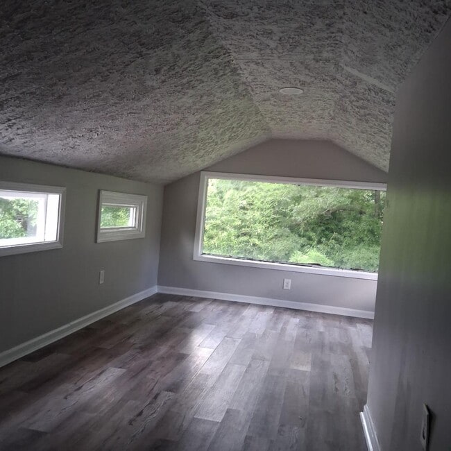 Building Photo - 1310 Martin St