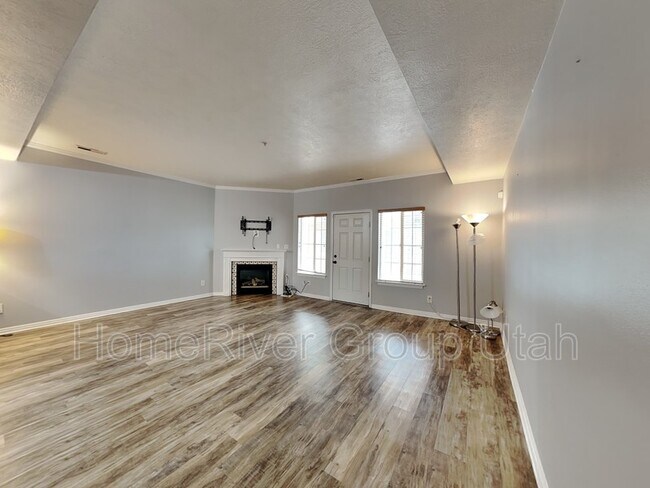 Building Photo - 379 E 600 S