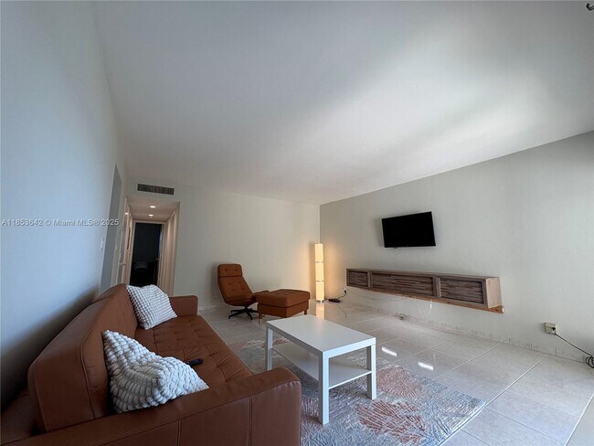 Building Photo - 1069 Hillsboro Mile