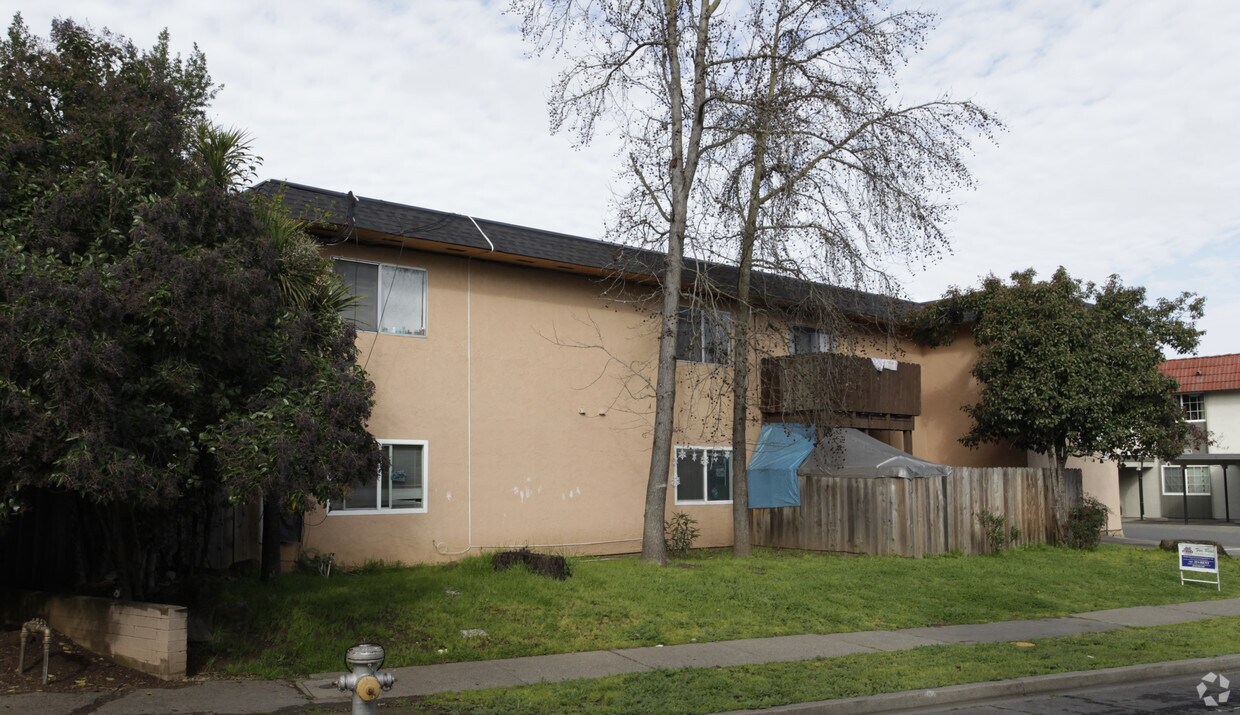 Building Photo - 679 S Freeway Dr
