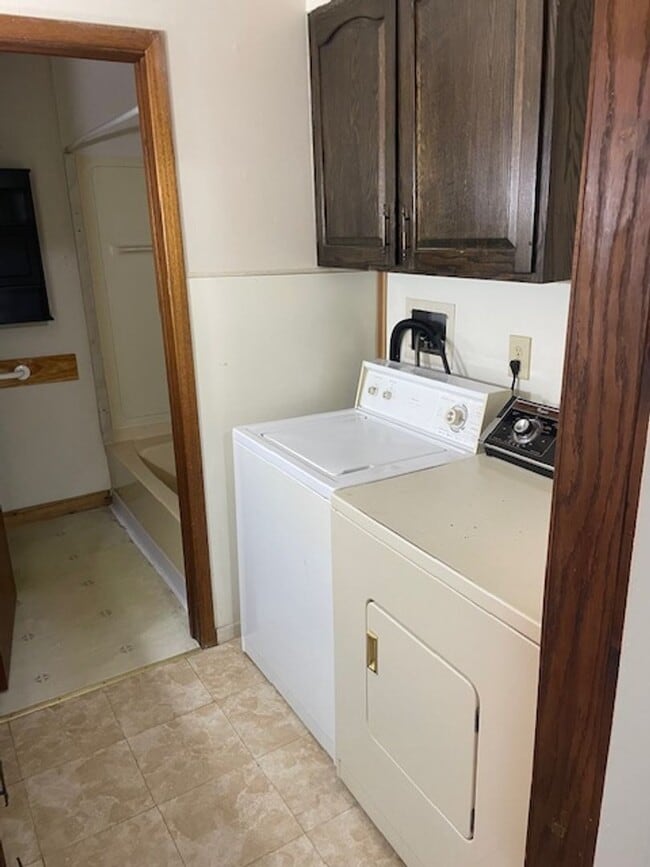 Building Photo - 916 S 6th St