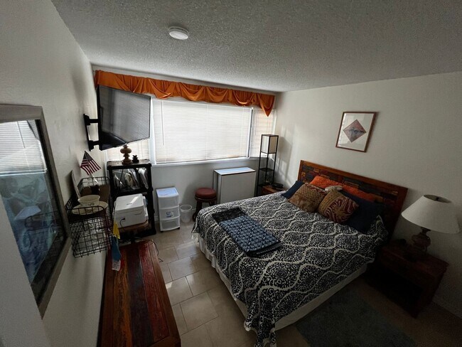 Foto del edificio - Furnished 2 bedroom 2 bath condo with assigned parking stalls