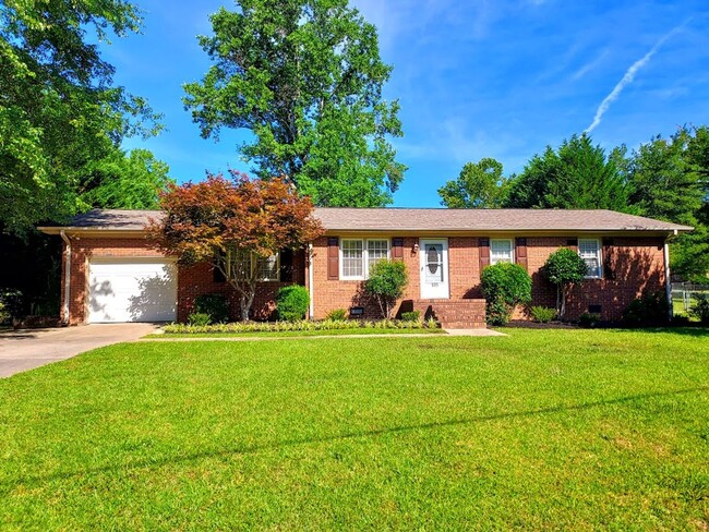 Foto del edificio - 3 Bedroom Brick Home