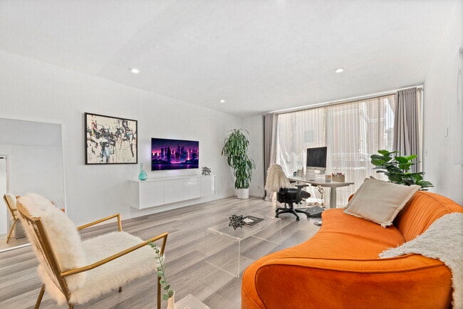 Building Photo - 321 S San Vicente Blvd