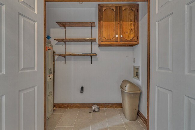 Building Photo - 307 Middle Oaks Dr