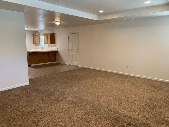 Building Photo - Lovely NW Visalia condo available! Section 8!