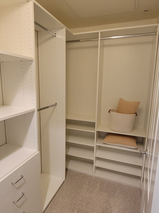 Custom Closets - 1304 Solvay Aisle