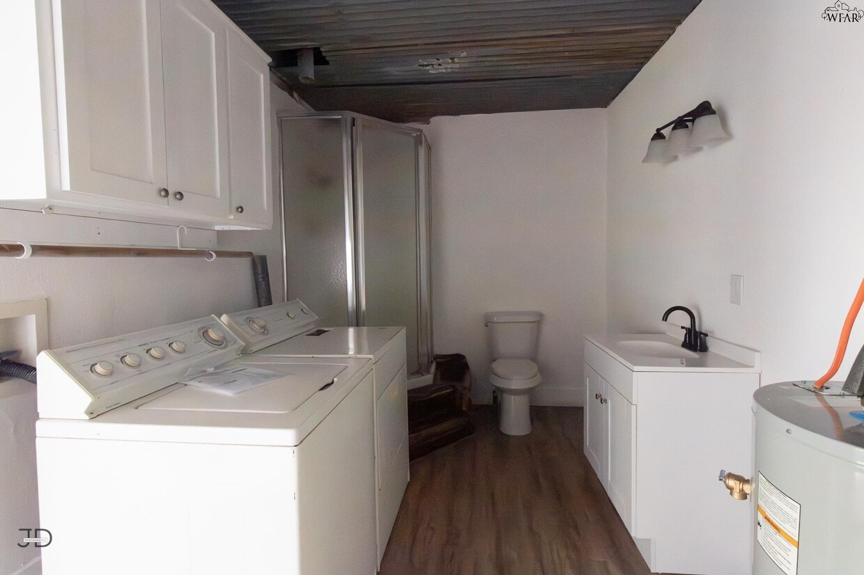 Building Photo - 674 Bell Rd S