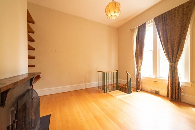 Building Photo - SUPER Unique Artsy Loft on Dana Street!  T...
