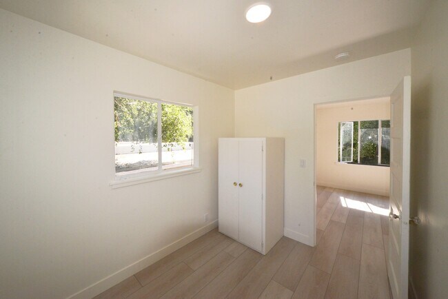 Building Photo - Triplex Rear Units