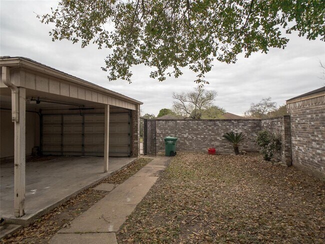 Foto del edificio - 9418 Riverside Lodge Dr