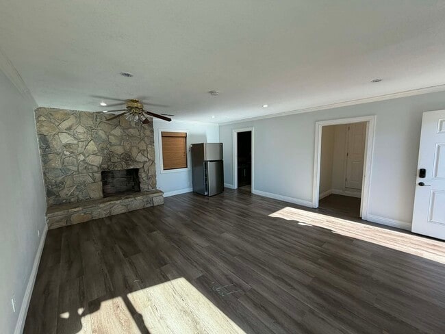 Building Photo - 2526 E Balsam Ave