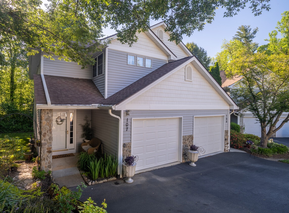 107 Ewarts Pond Rd, Hendersonville, NC 28739 Townhome Rentals in
