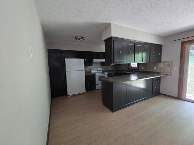 Hermosa cocina con muchos gabinetes y espacio en la encimera. - 5800 West Old Shakopee Road