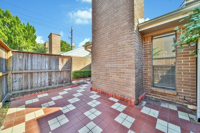 Building Photo - 13954 Hollowgreen Dr