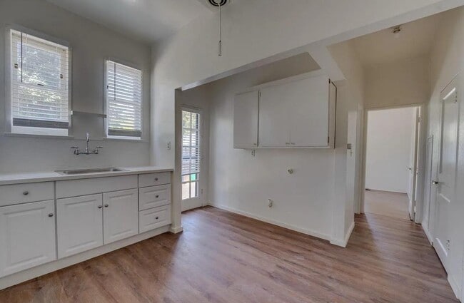 Building Photo - 1830 De La Vina St.