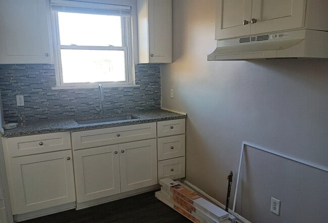 Building Photo - Charming 3 Bedroom Bungalow