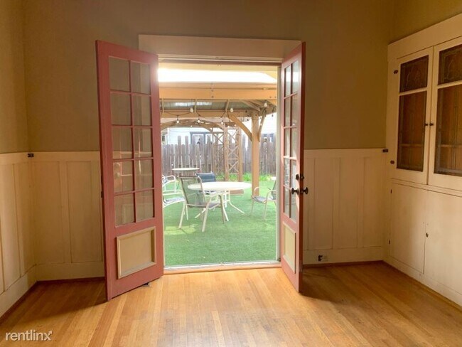 Foto del edificio - 5 br, 2.5 bath House - 127 W 8th St