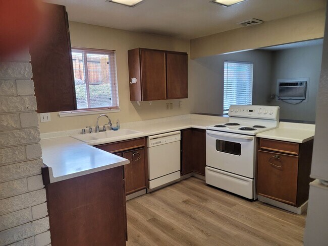 Building Photo - 2850 Everett Dr