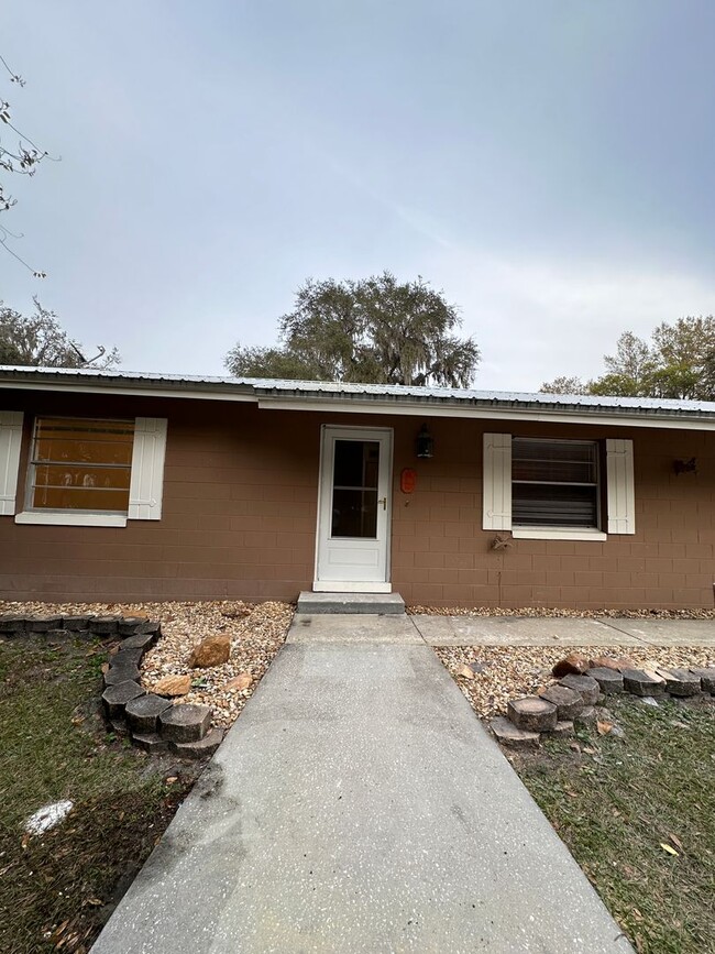 Building Photo - Charming 2/2 Home W/ 1 Car Garage on Almos...