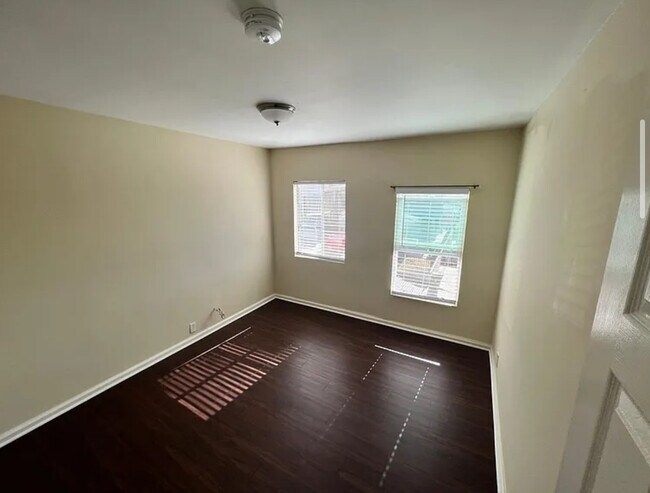 Foto del edificio - 3525 Hillview Pl
