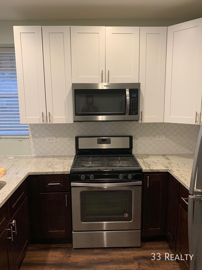 Foto del edificio - Stunning GARDEN UNIT / W/D IN UNIT - 2BR/2...