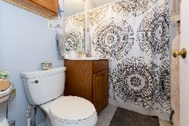 Foto del edificio - Spacious, Updated 2 Bed Close To The T!