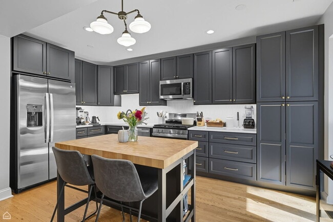 Building Photo - 1210 W Roscoe St