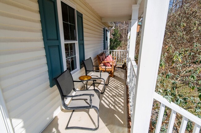 Building Photo - Cozy 3 bedroom home with spacious fenced backyard!