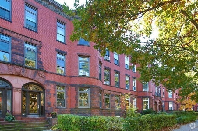 Building Photo - 1811 Beacon St