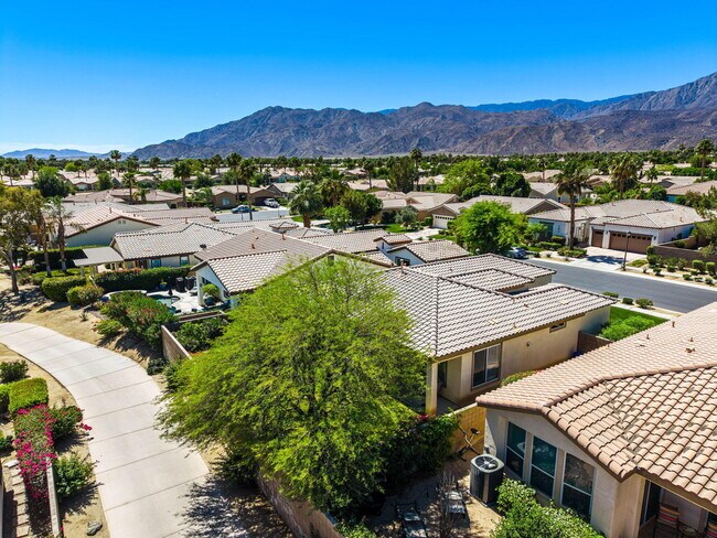 Foto del edificio - 60268 Sweetshade Ln