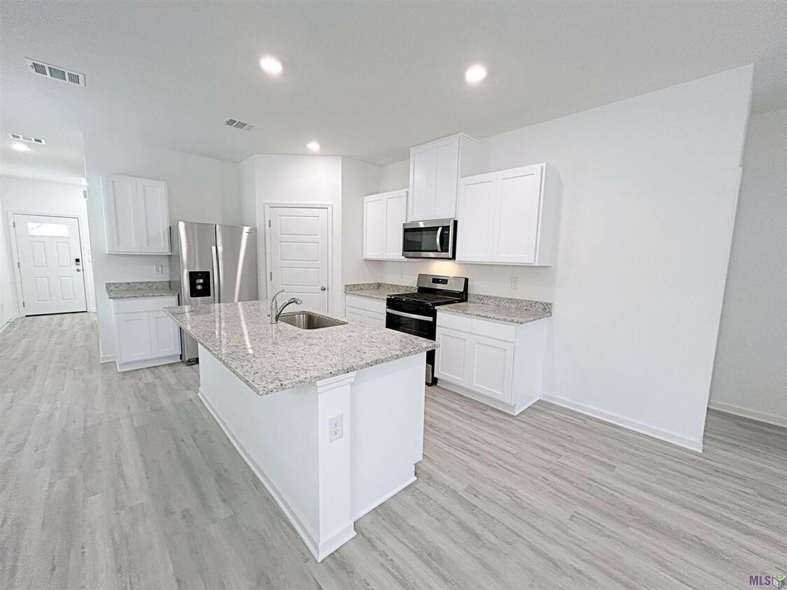 Foto principal - 4 Bedroom House NEAR LSU - Hunters Trace- ...