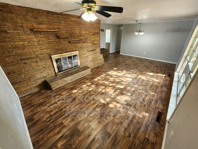 Foto del edificio - 719 N St Joseph Dr